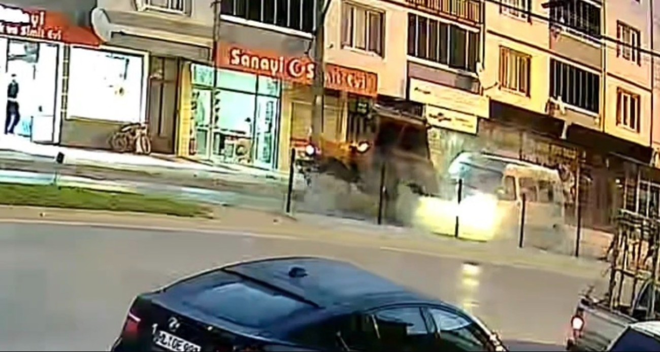 Bursa’da 10 kişinin yaralandığı kaza kameraya yansıdı