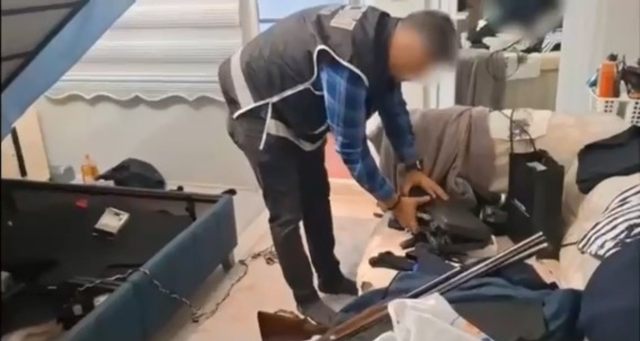 Bursa’da suç örgütleriyle bağlantılı şahıslara operasyon: Çok sayıda silah ve mühimmat ele geçirildi