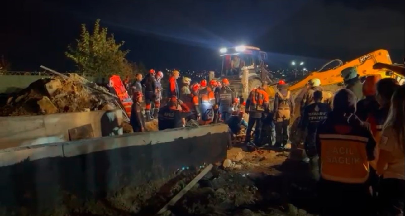 Büyükçekmece’de toprak kayması: 1 kişi kurtarıldı, 1 kişiyi kurtarma çalışmaları sürüyor