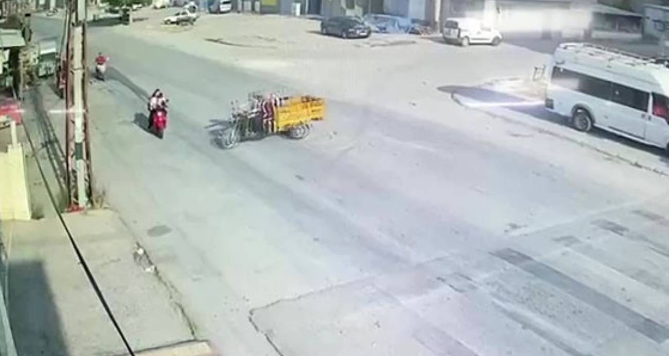 Çocuklarını okula götüren anneye ehliyetsiz sürücü çarptı: O anlar kamerada
