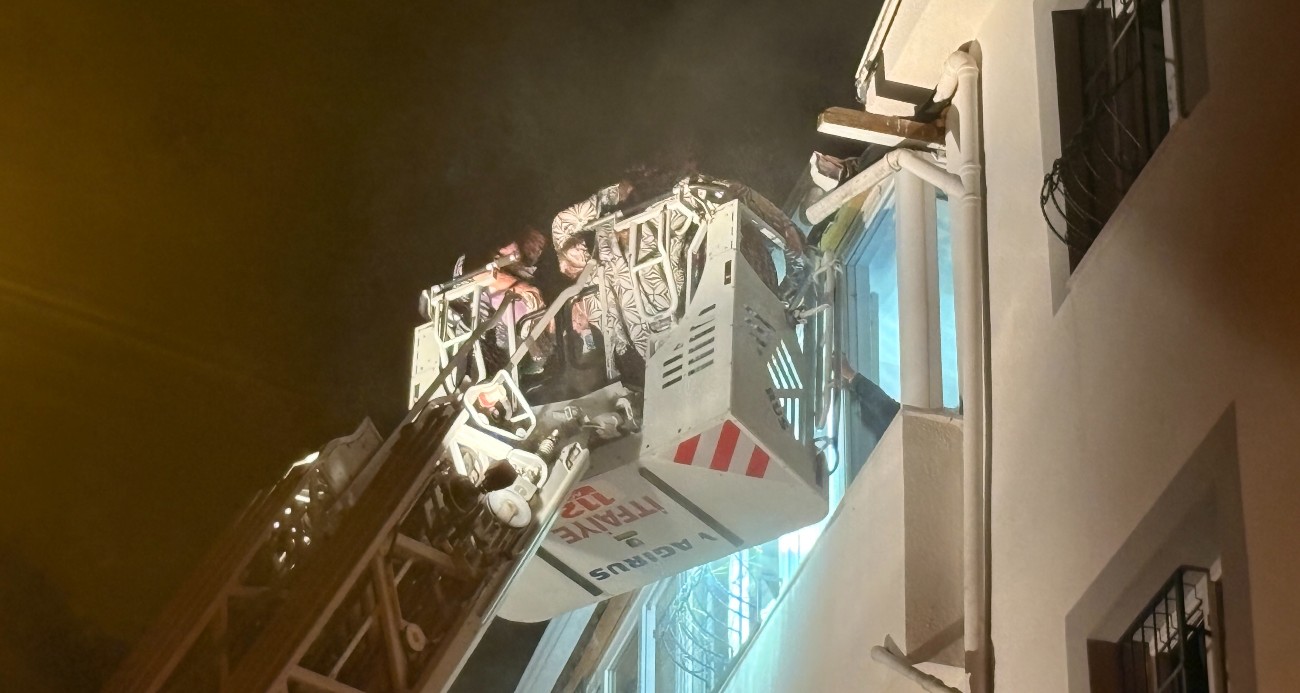 Çorum’da alevlerin sardığı apartman dairesinde mahsur kalan 7 kişi itfaiye merdiveniyle kurtarıldı