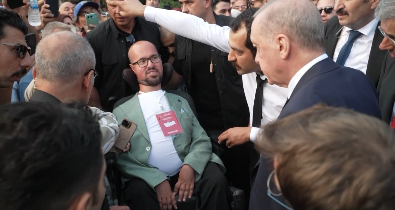 Cumhurbaşkanı Erdoğan’dan engelli gence duygulandıran jest: Otobüsü durdurup yanına gitti