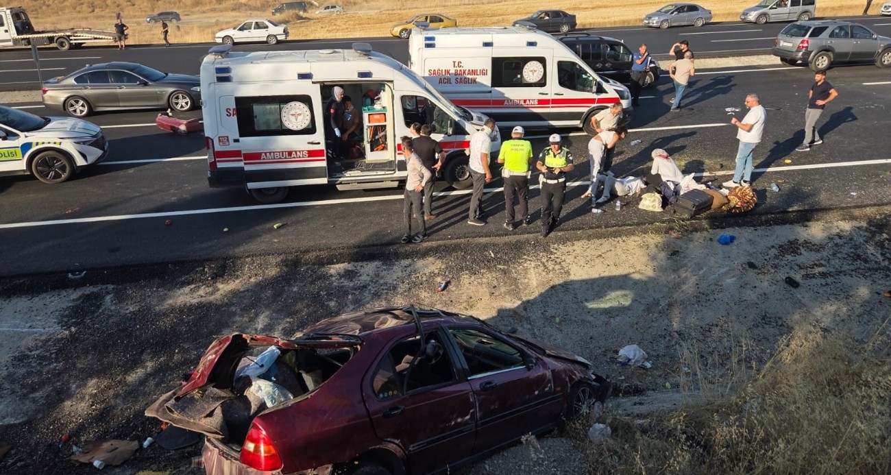 Direksiyon hakimiyetini kaybetti, karşı şeritteki iki otomobile çarptı: 1 ölü, 7 yaralı