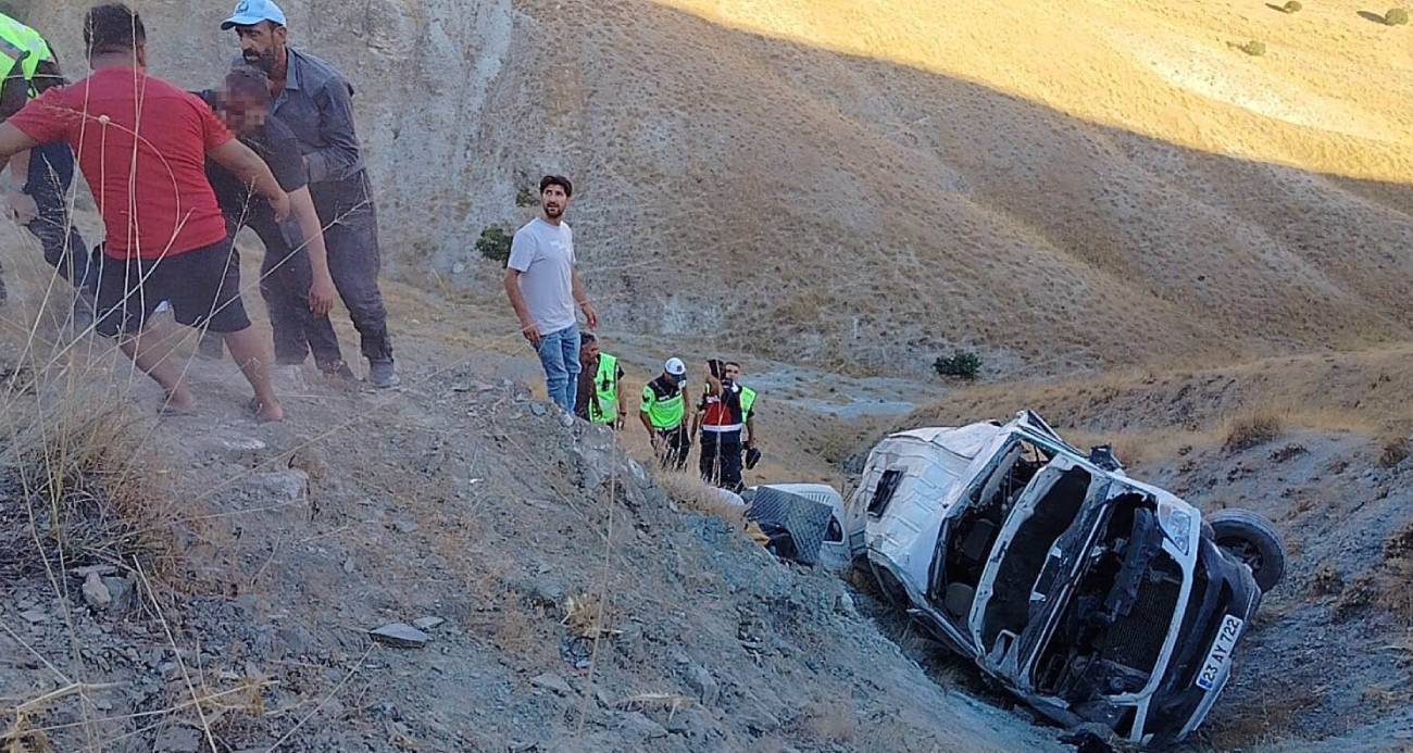 Elazığ’da minibüs uçuruma yuvarlandı: 5’i ağır 13 yaralı