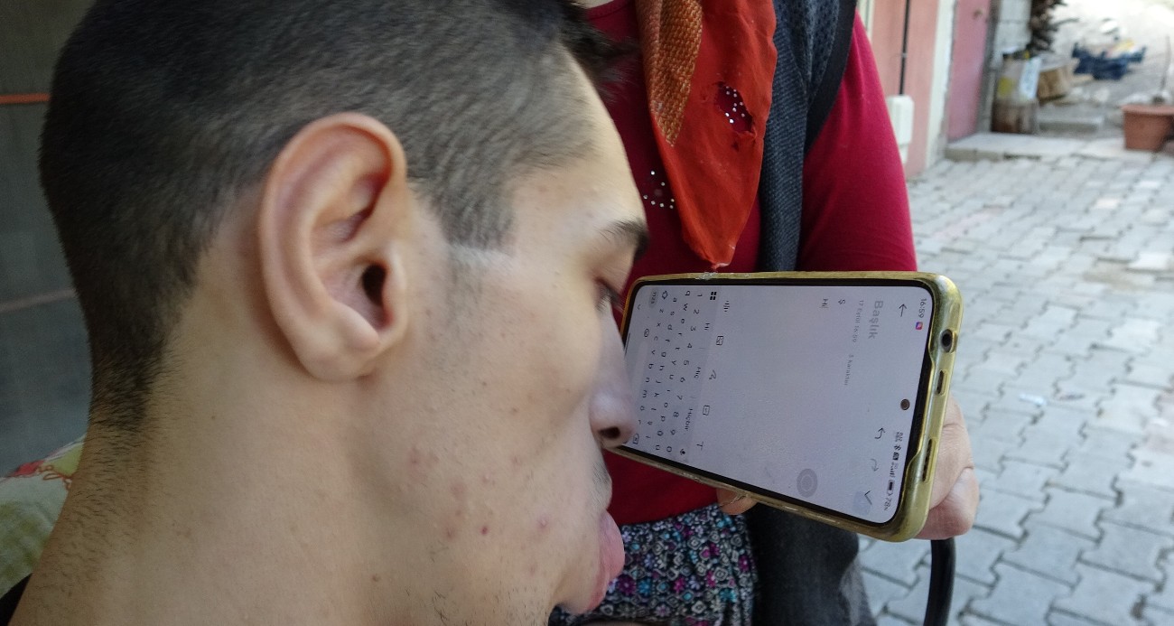 Engelleri burnuyla aştı: Telefonuyla hayata tutundu