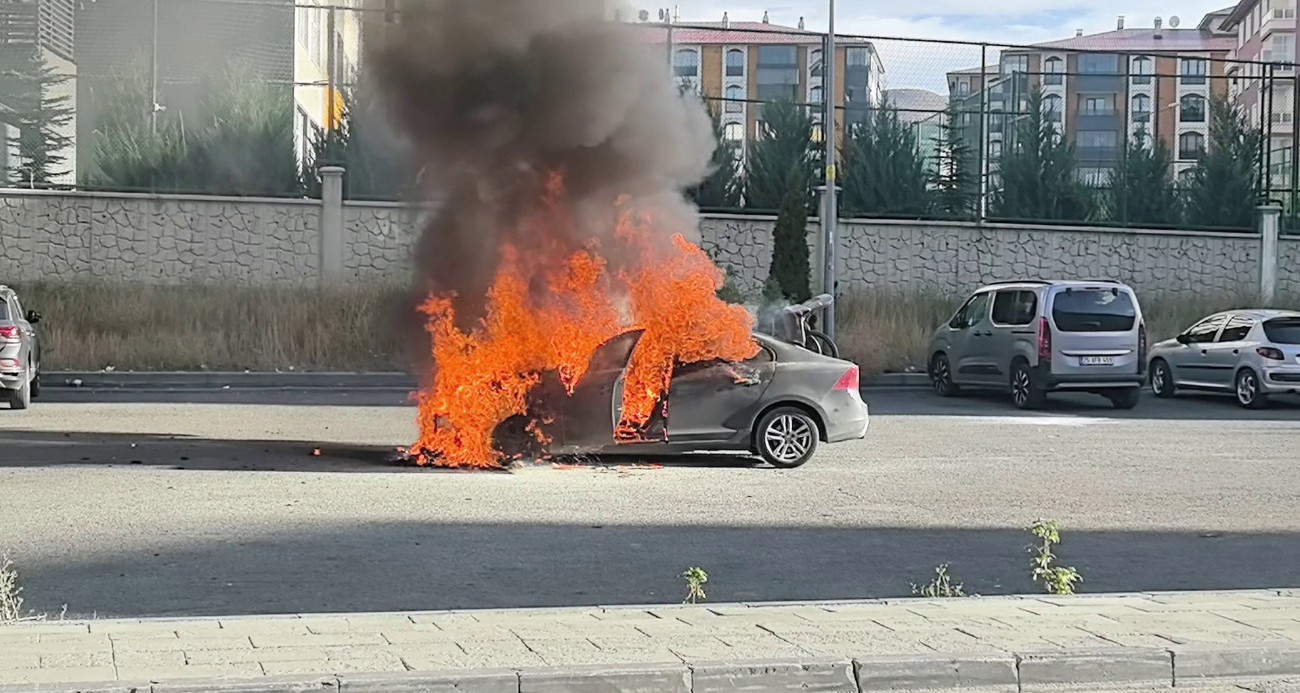 Erzurum’da korkutan araç yangını: Art arda patlamalar yaşandı