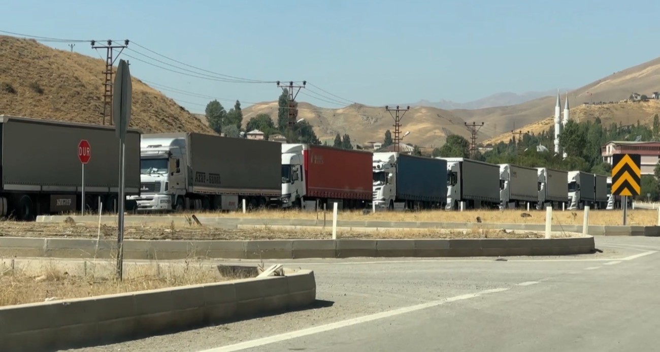 Esendere Gümrük Kapısı’nda 3 kilometrelik tır kuyruğu oluştu