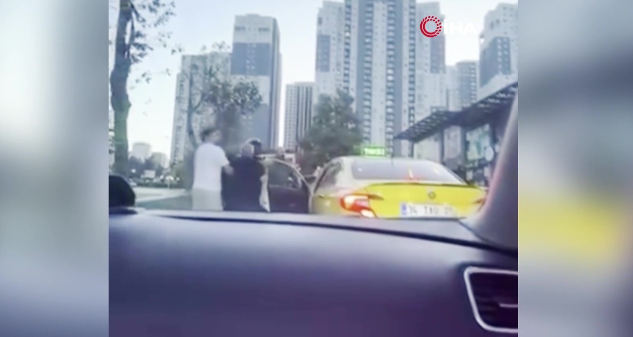 Esenyurt’ta trafikte kavga: Taksinin camını ve sürücüyü yumrukladı