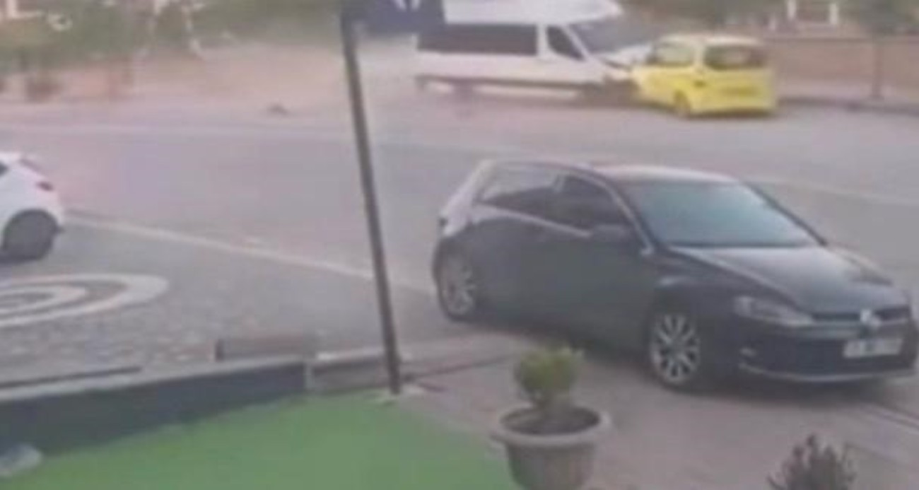 Freni patlayan minibüs taksiyi önüne kattı, direğe çarparak durabildi: 1 yaralı