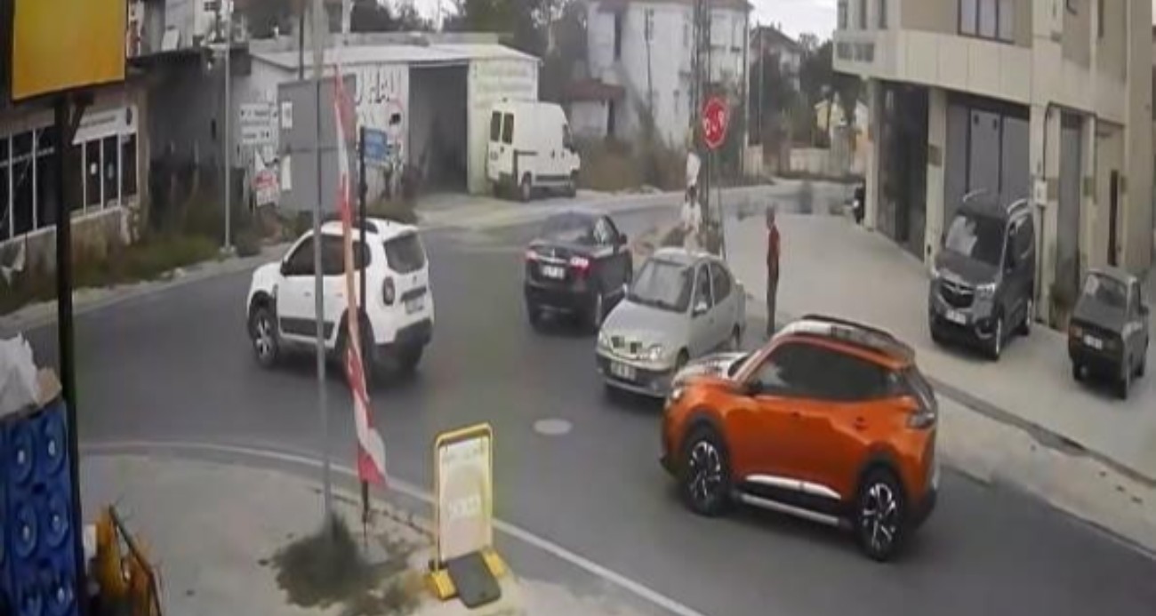 Geri manevra yaparken “DUR” tabelasına çarptı, öfkesini tabeladan çıkardı