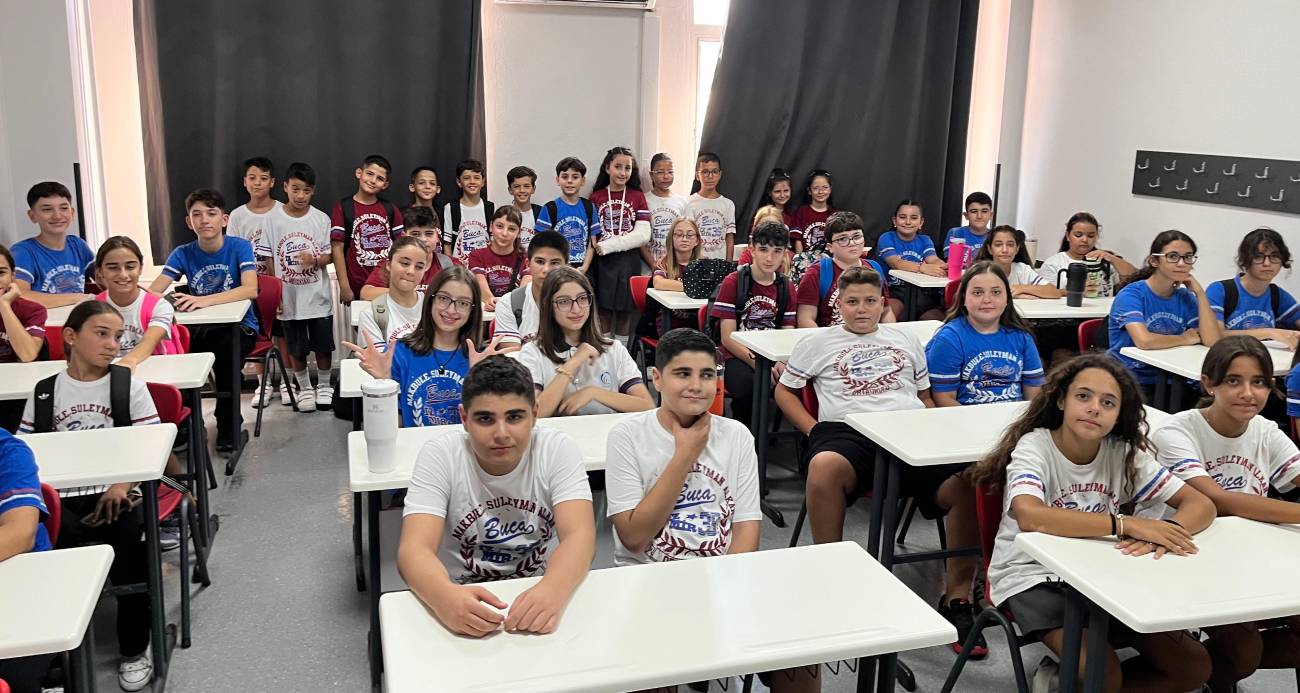 Görenler gözlerine inanamıyor: 27 çift ikiz aynı okulda