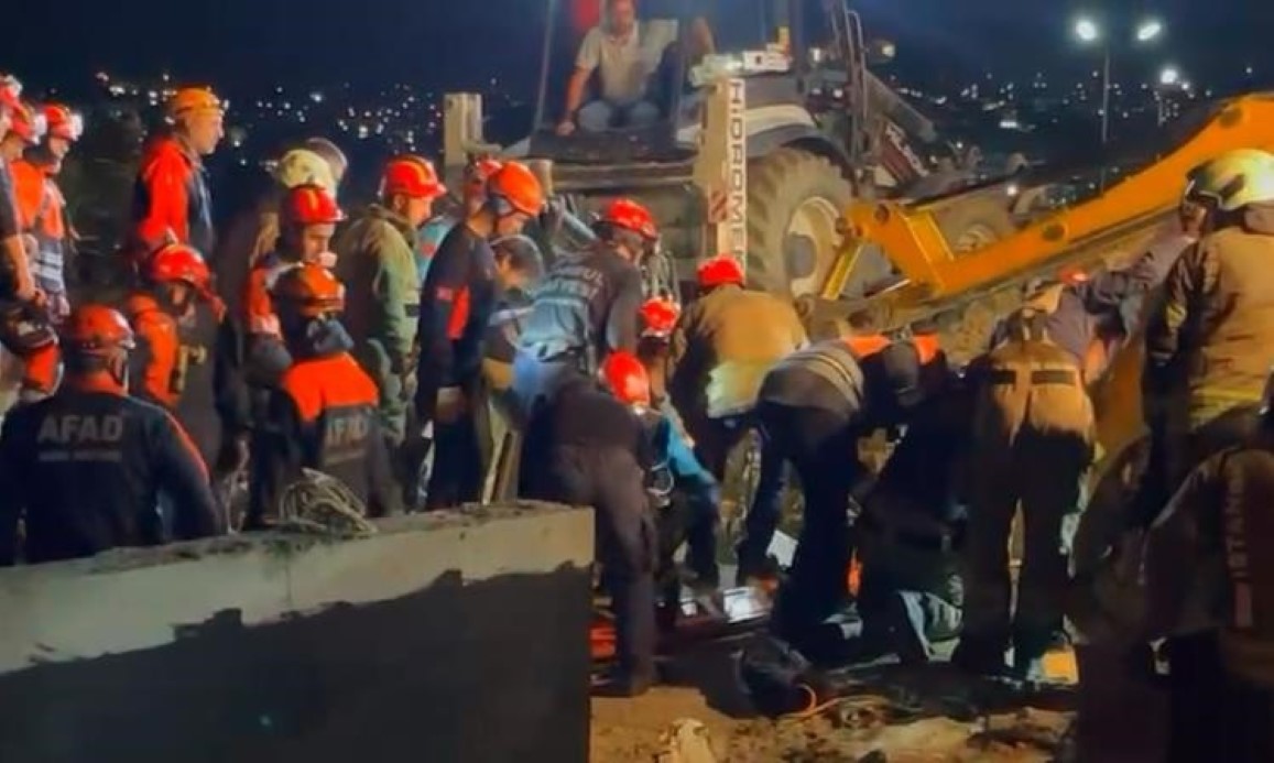 İstanbul Valiliğinden Büyükçekmece’deki göçükle ilgili açıklama: Göçük altında bir kişi hayatını kaybetti
