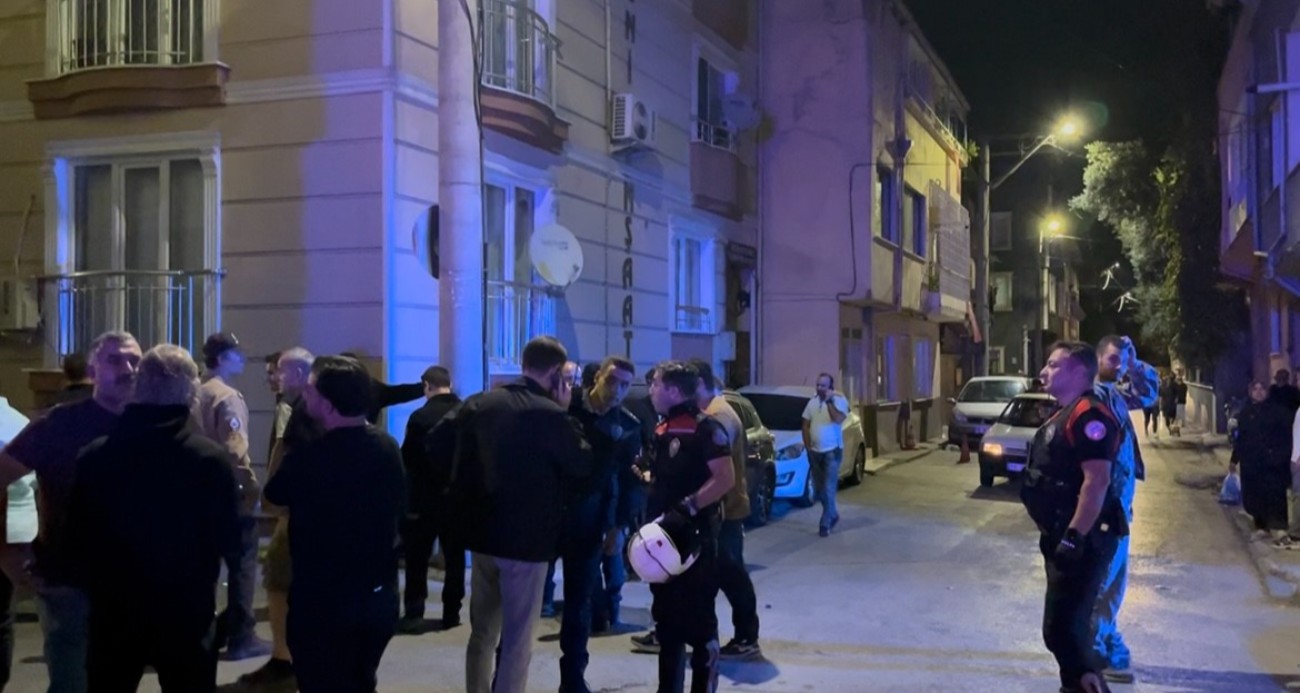 Kalabalık gruba laf attı, dayak yedi: Silahı çekip yanlışlıkla kendini vurdu