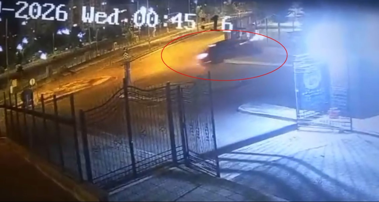 Kaldırımdan seken otomobil 1 metrelik duvarı aştı: O anlar kamerada