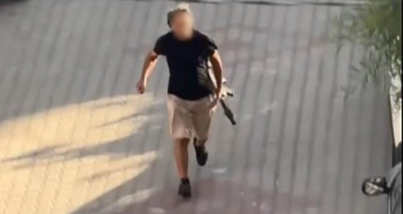 Kapısına pompalı tüfekle dayandı, sokakta terör estirdi