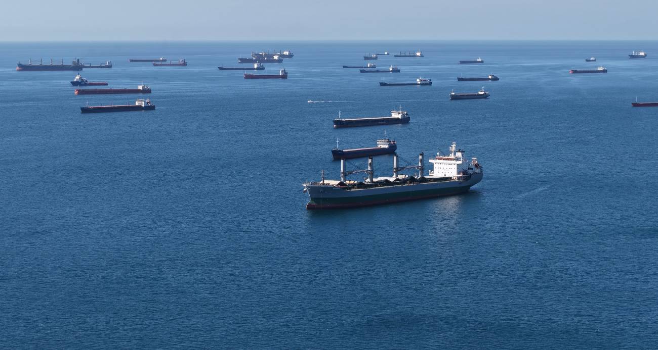 Karadeniz’deki saldırı riski nedeniyle ilerleyemeyen gemiler, İstanbul açıklarını adeta otoparka çevirdi
