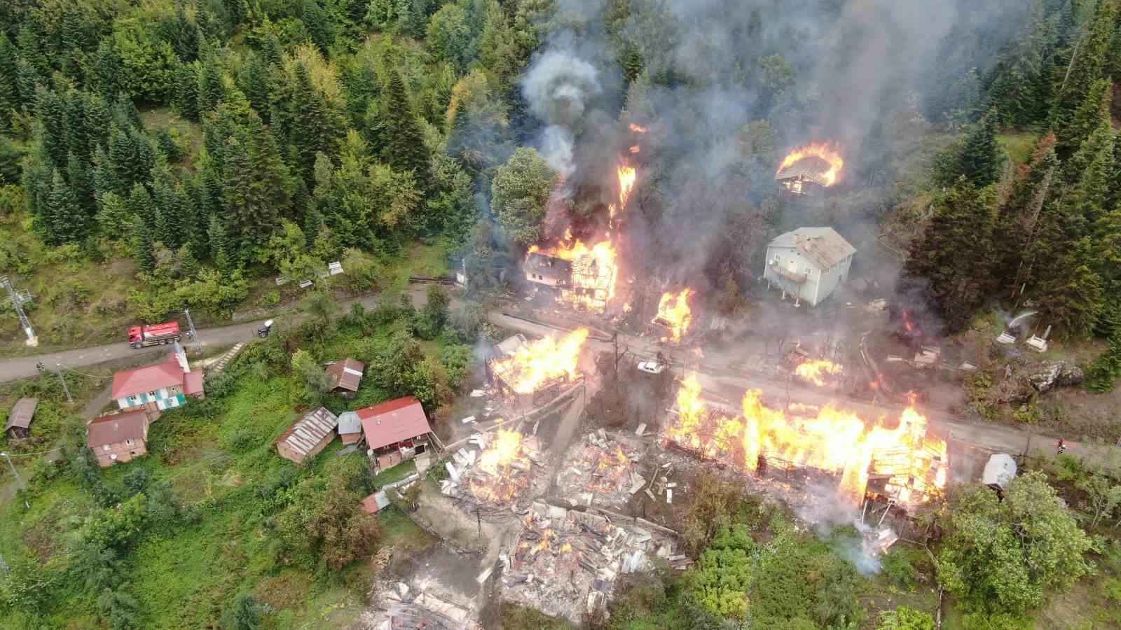 Kastamonu’daki köy yangınına müdahale sürüyor: 8 ev yanıyor