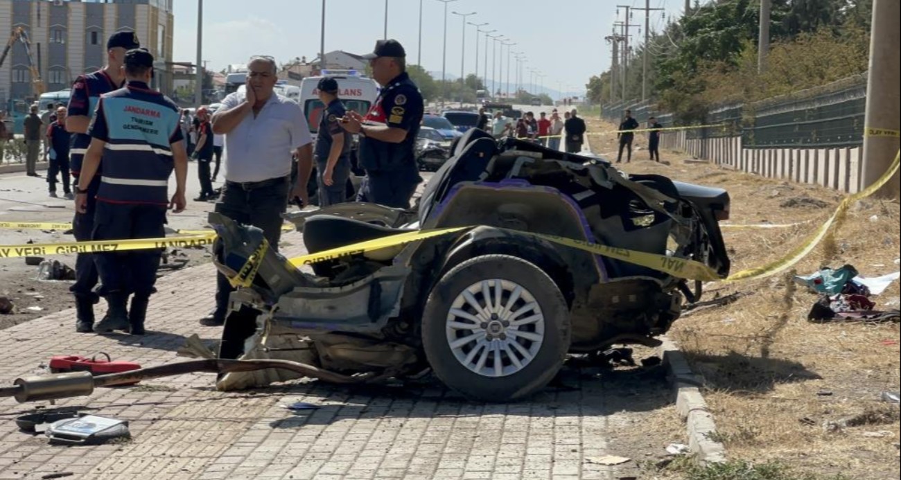 Kazada Fiat otomobil ikiye bölündü: 2 ölü, 2 yaralı
