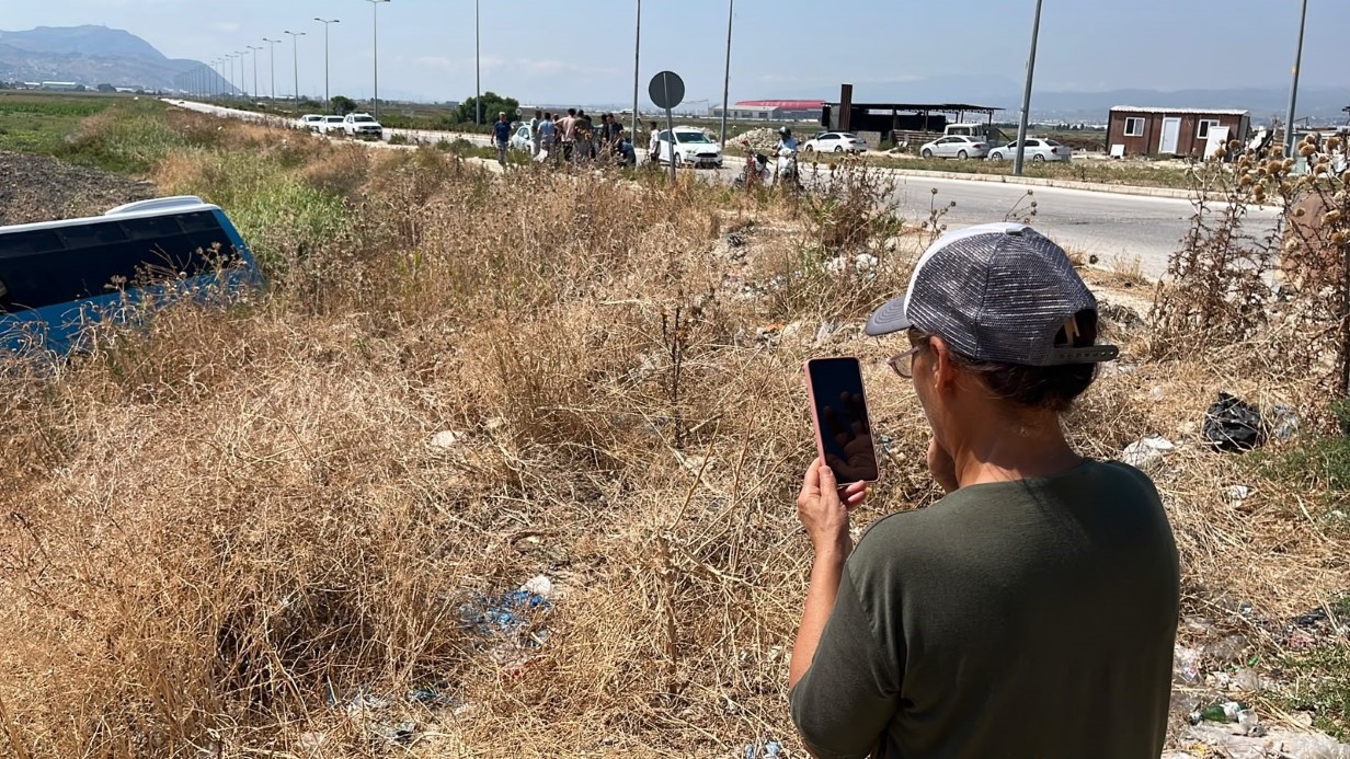 Kazanın ardından olay yerinde sosyal medya yayını açan yaşlı kadın kamerada