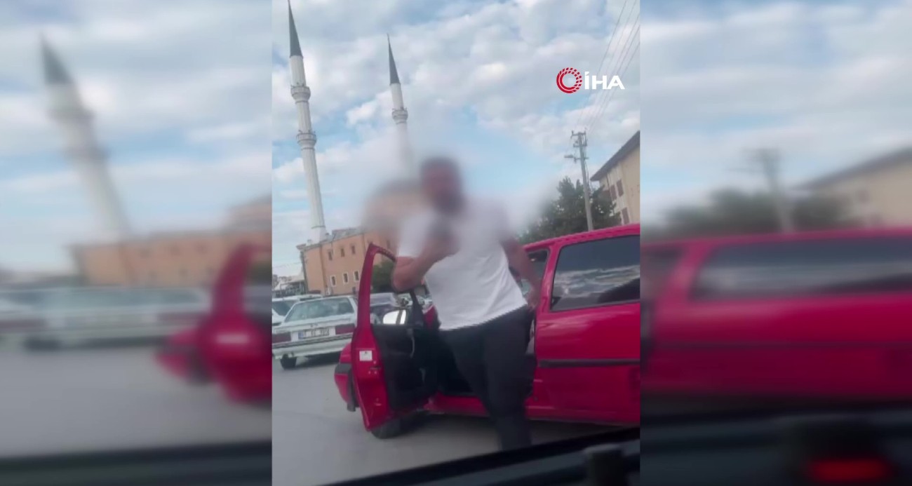 Kendisine korna çalanları ölümle tehdit etti: O anlar kameraya yansıdı