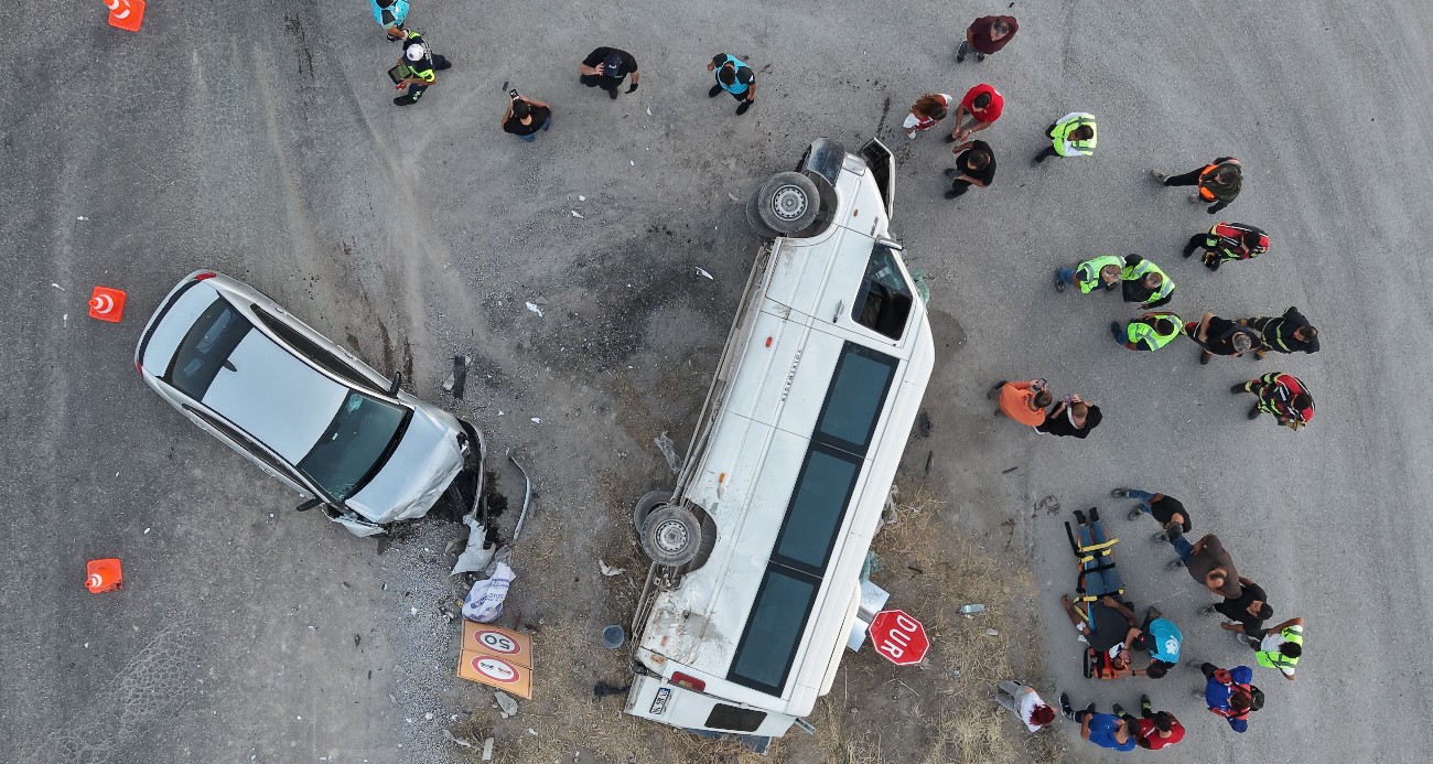 Kırıkkale’de işçi servisi ile otomobil çarpıştı: 14 yaralı