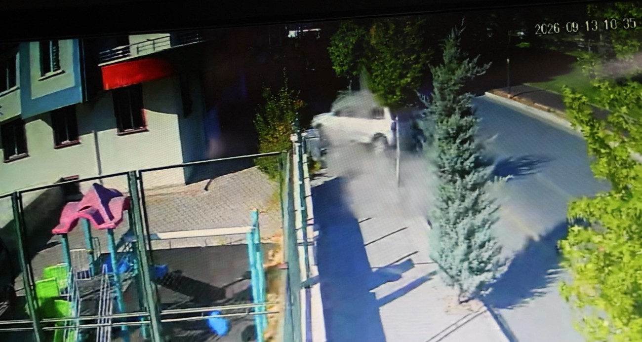 Kontrolden çıkan otomobil apartmanın bahçesine düştü: 1 yaralı