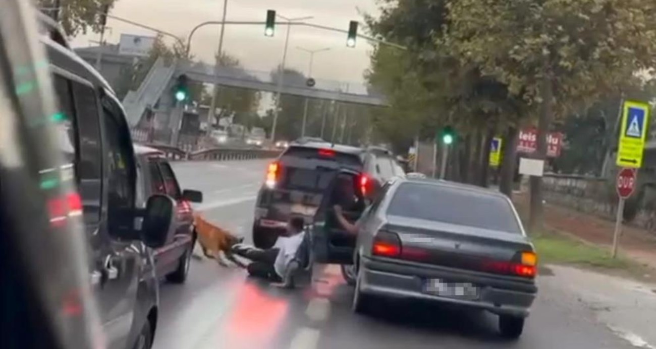 Köpeğin vatandaşı ayağından ısırıp sürüklediği anlar kamerada