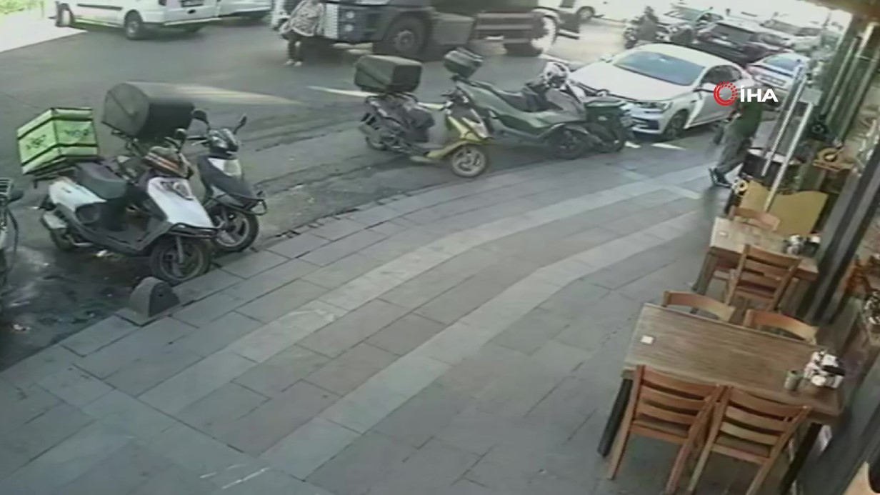 Küçükçekmece’de kadının su tankerinin altında kaldığı kaza anı kamerada