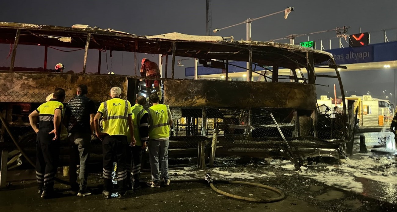 Kuzey Marmara Otoyolu’nda bariyerlere çarpan otobüs alev alev yandı