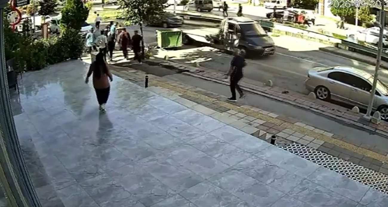 Malatya’da minibüsün karşı şeride geçtiği kazada motokurye saniyelerle kurtuldu