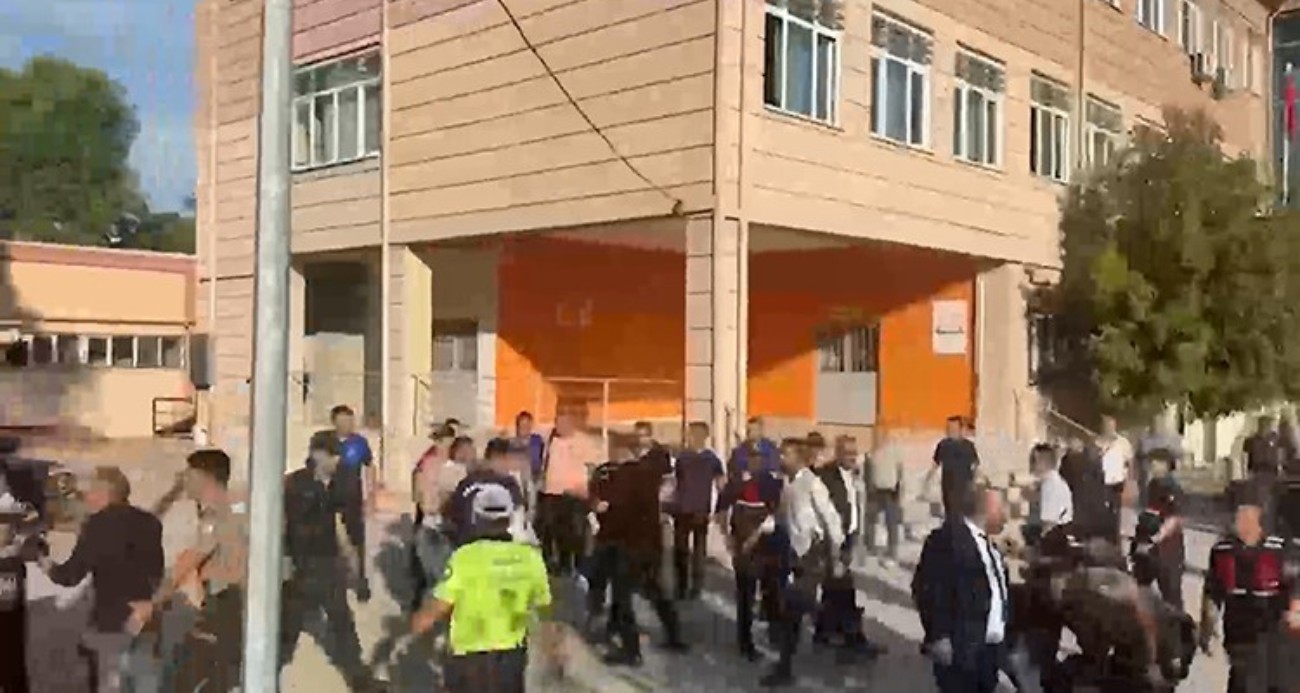 Manisa’da okul önünde silahlı saldırı: 2 yaralı