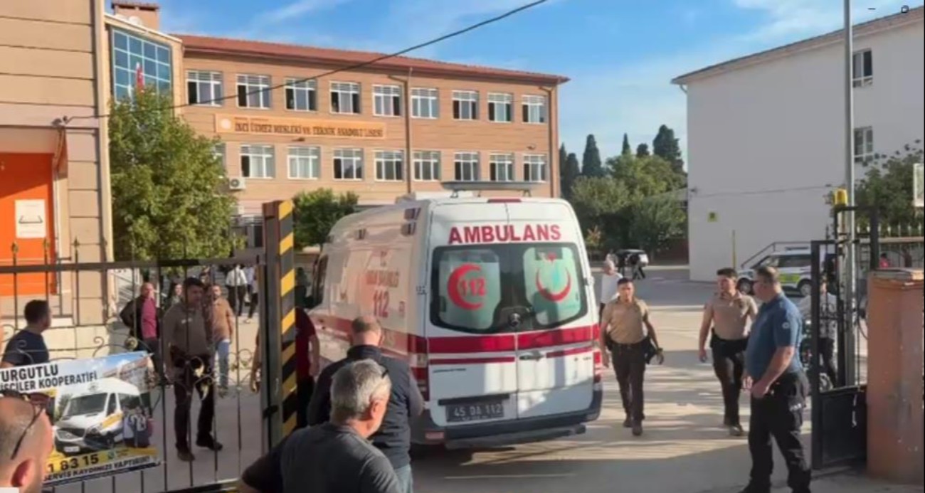 Manisa’da okul önünde silahlı saldırı: Yaralı öğrenciler var