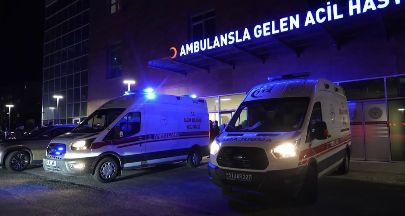 Niğde’de tır ile hafif ticari araç kafa kafaya çarpıştı: 2 ölü, 1 yaralı