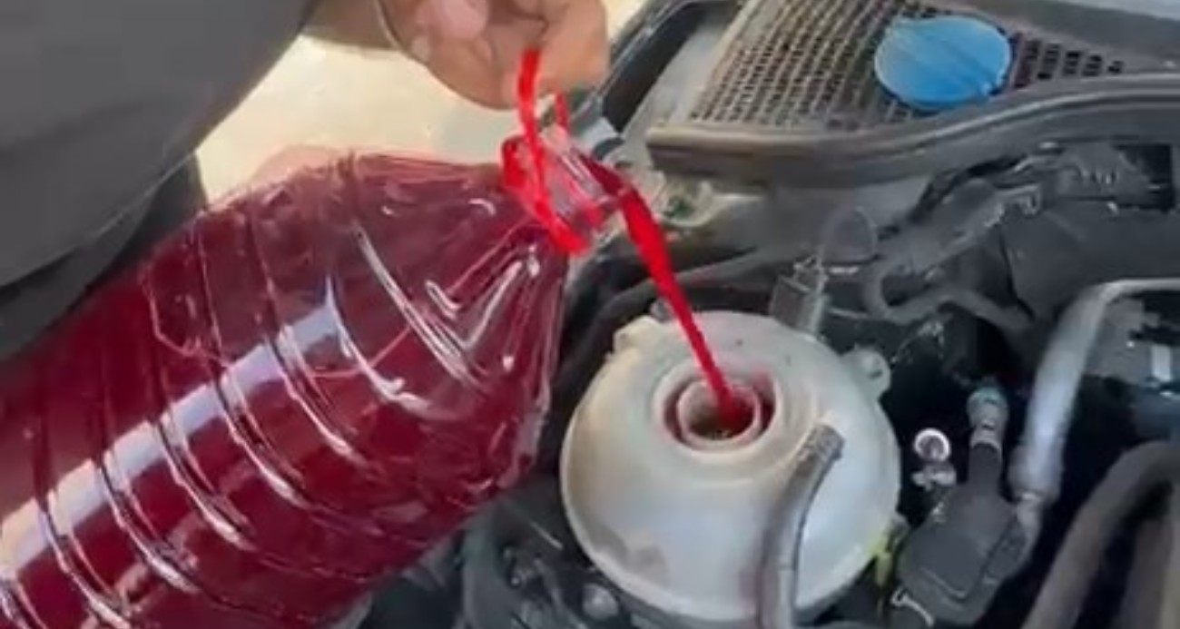 Oto tamircisi otobanda çaresiz kalınca, şalgam suyunu motor suyu olarak kullandı