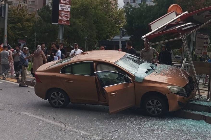 Otomobil tramvay durağına girdi, bekleyenler kıl payı kurtuldu
