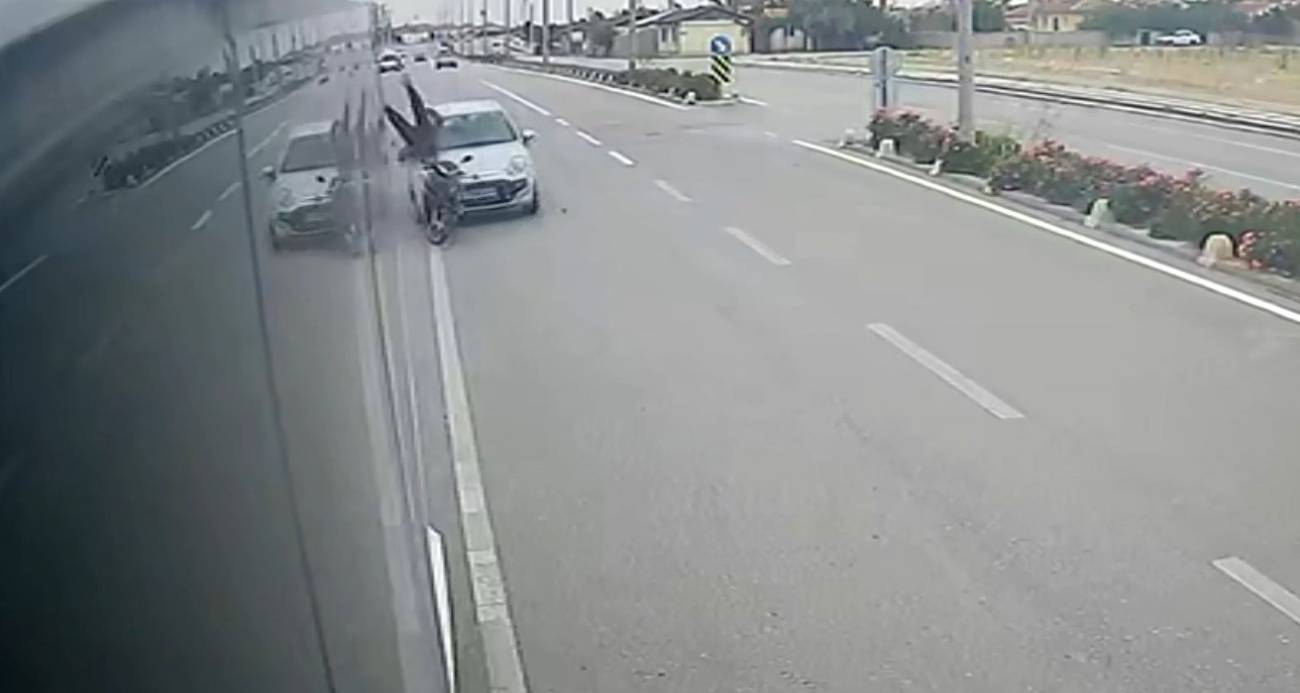 Otomobilin çarptığı elektrikli bisiklet sürücüsü havaya fırladı: O anlar kamerada
