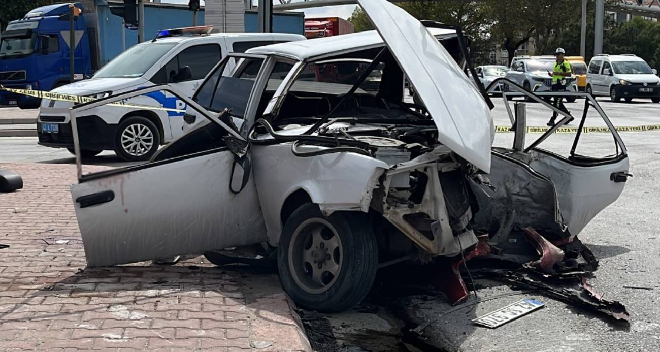 Otomobiller çarpıştı, Fiat Tofaş hurdaya döndü: 3’ü ağır 4 yaralı