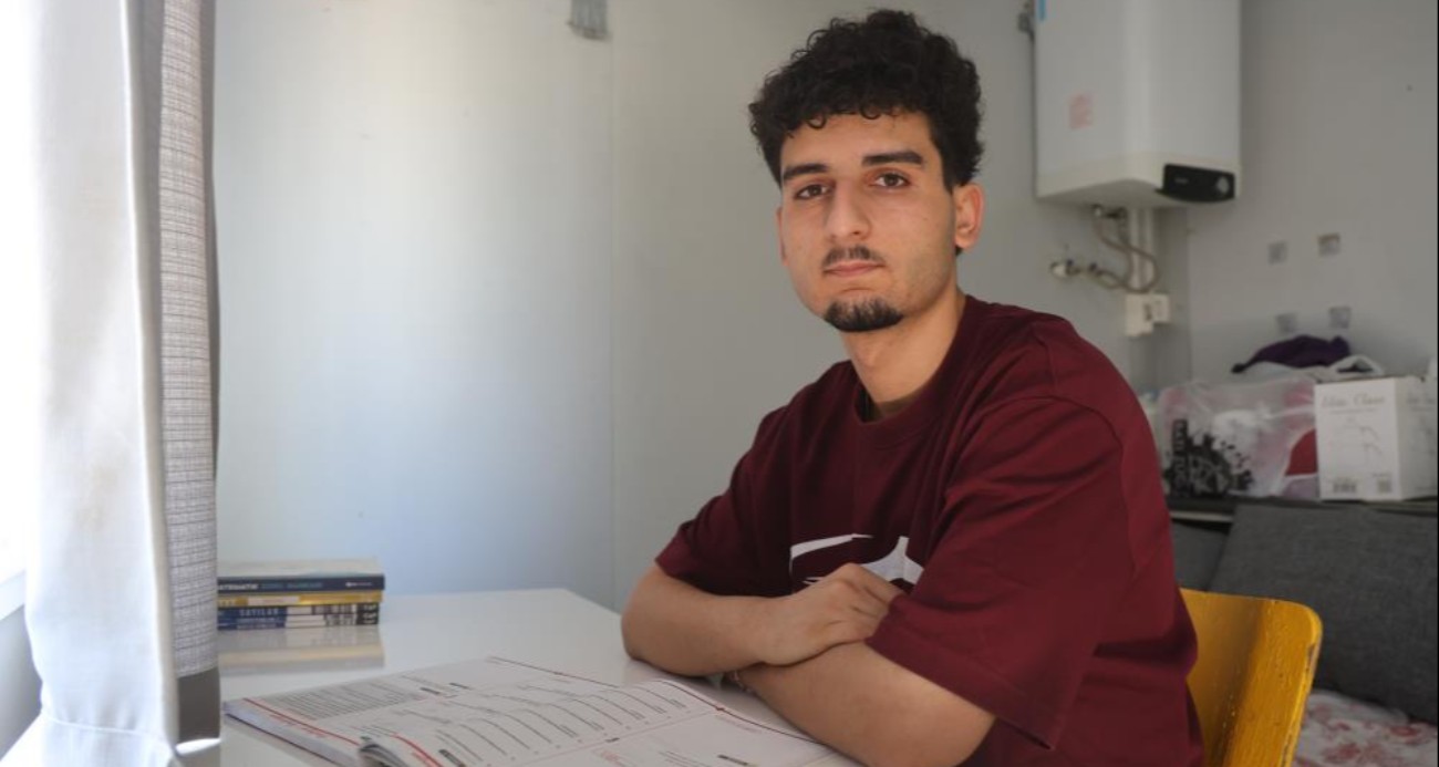 Perdeyle ikiye bölünen 18 metrekarelik konteynerde ders çalışarak tıp fakültesini kazanan depremzede