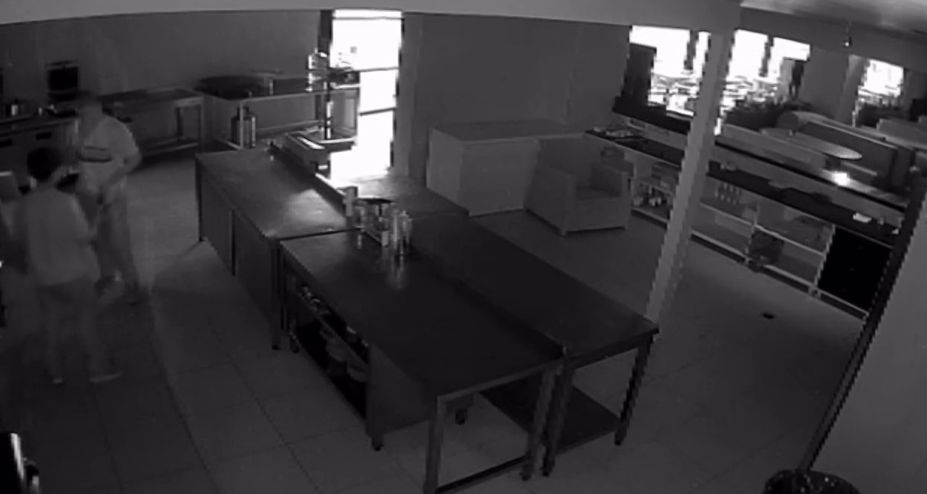 Pişkin hırsızlar kamerada: Hırsızlık için girdikleri kafede sucuklu yumurta yapıp yediler