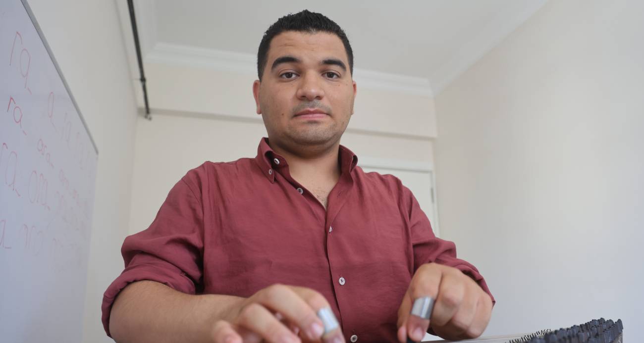 Profesörün “Okuma, yazma öğrenemez” dediği otizmli Ertuğrul, tüm engelleri aşarak annesinin 1 yaşında başlattığı eğitimle konservatuardan mezun oldu