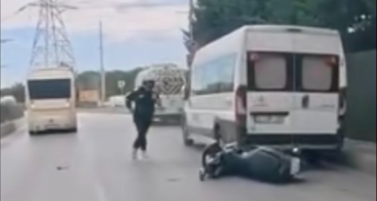 Şerit değiştirirken park halindeki araca ve dolmuşa çarptı: Kaza anı kamerada