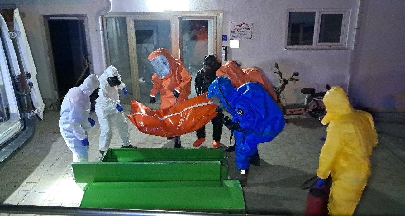 “Siyanür var, girmeyin” notu bulunan dairede ölü bulunan çiftin olayında cinayet ve intihar şüphesi