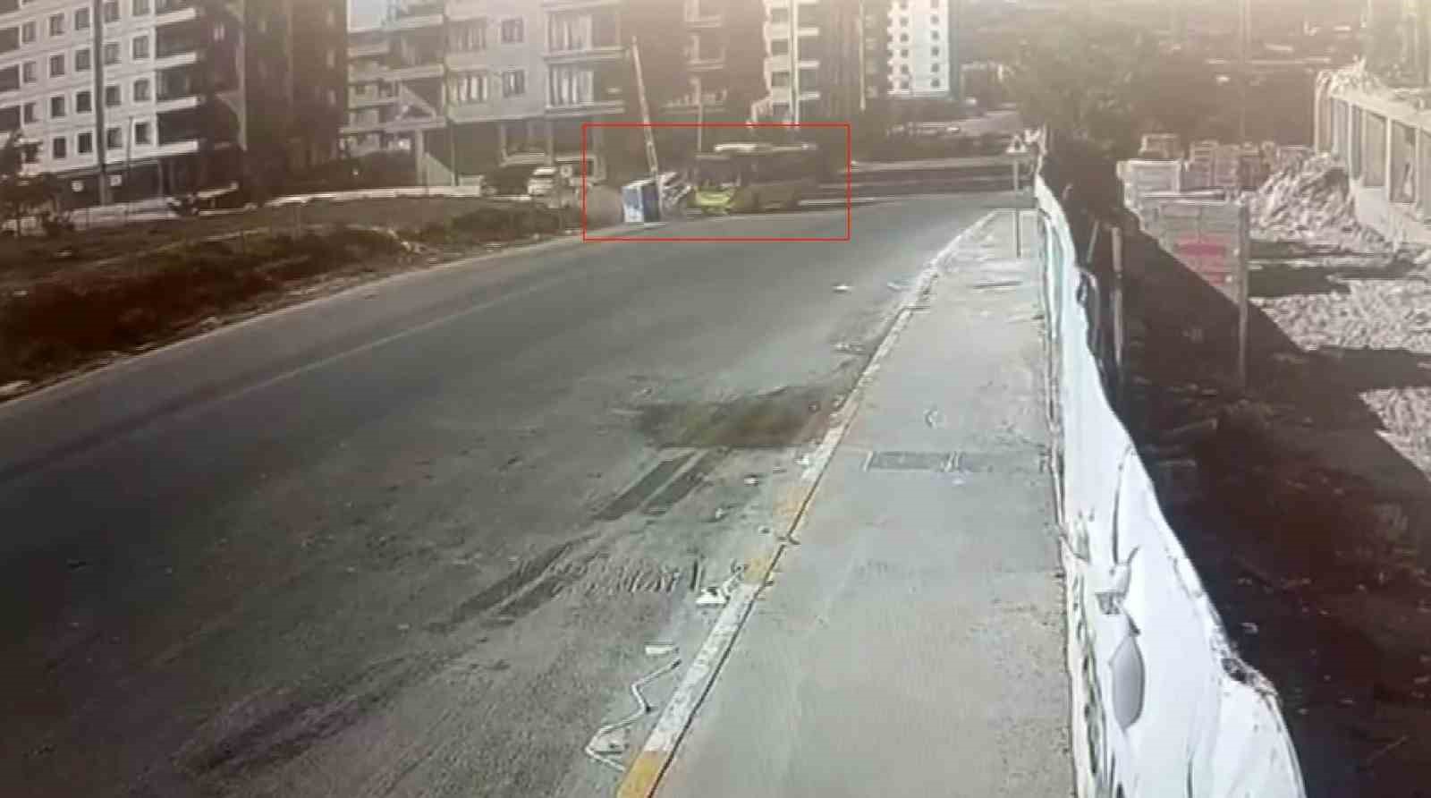 Sultanbeyli’de İETT otobüsü ile otomobil çarpıştı: 1’i bebek 4 yaralı