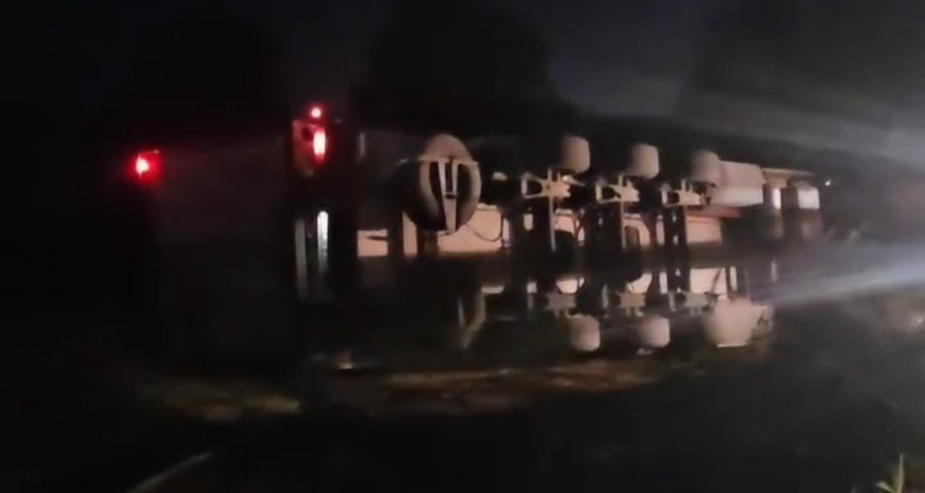 Ters şeride giren alkollü tır sürücüsü motosiklete çarptı: 2 ölü, 1 yaralı