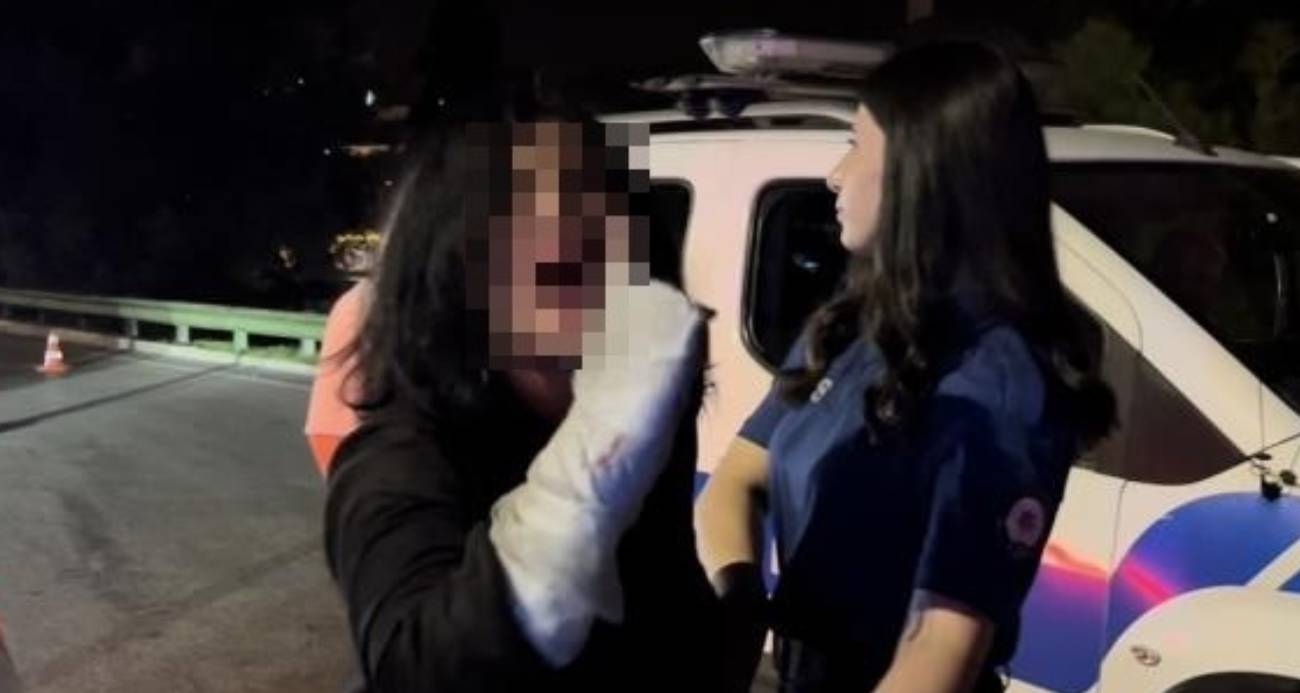Ters yola girdi, ortalığı birbirine kattı: Gazetecilere tükürdü, polis aracına saldırdı