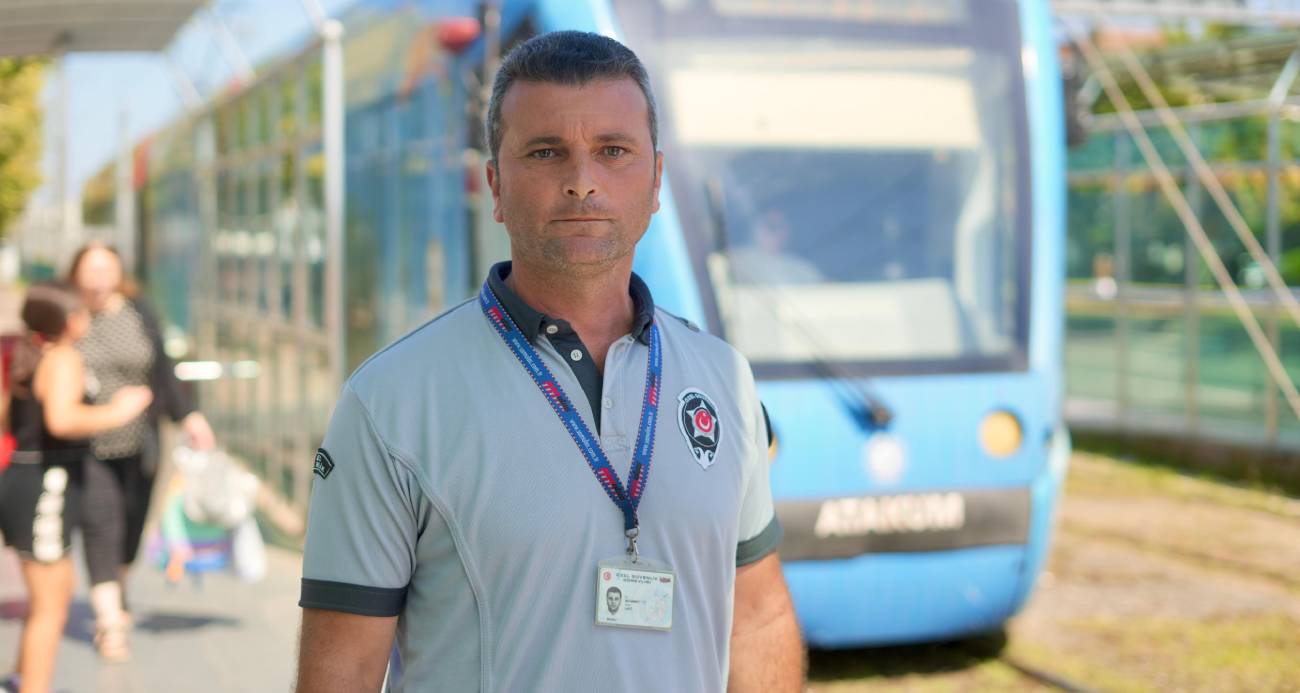Tramvayın önüne koşan 5 yaşındaki çocuğu kurtaran güvenlik görevlisi konuştu: “Kendi kızım gözümün önüne geldi”
