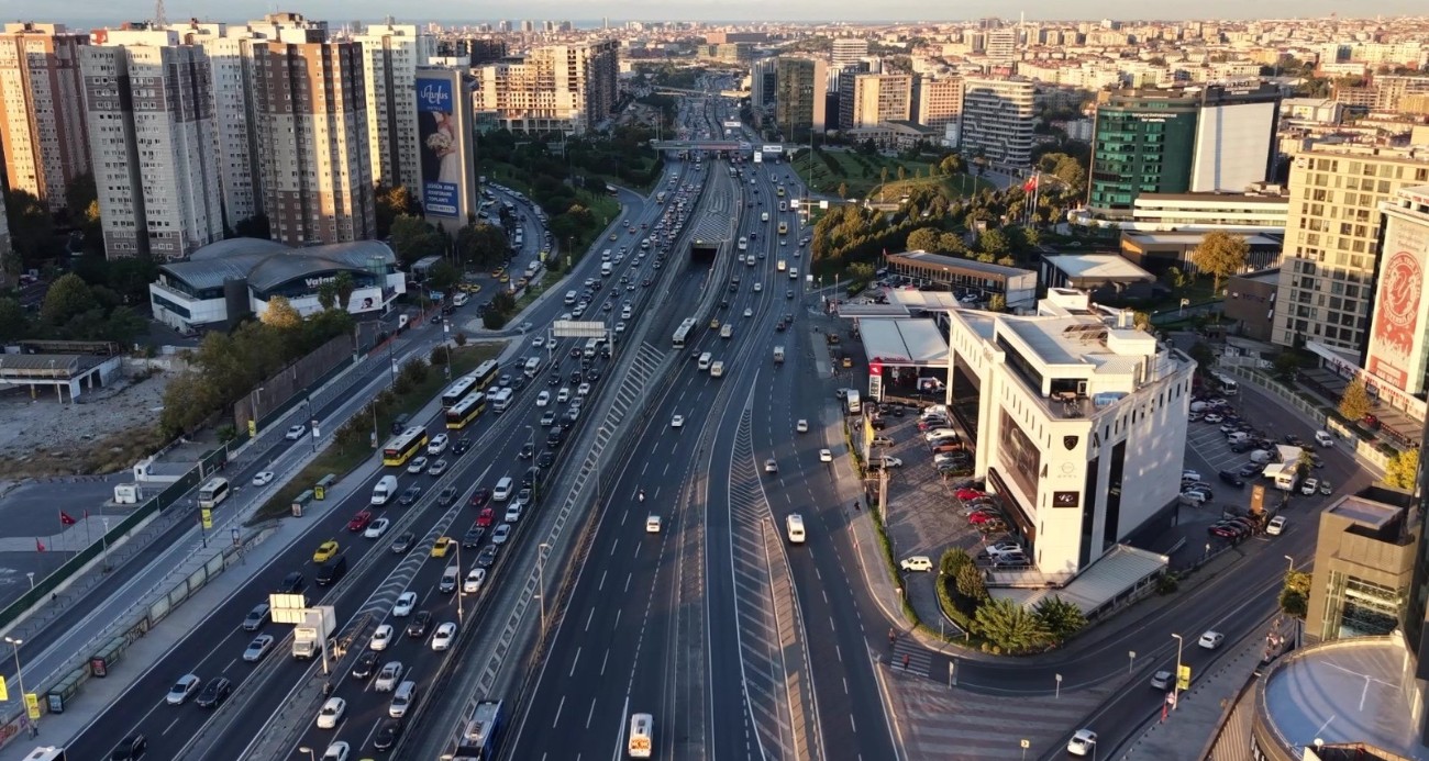 Valilik kararı sonrası okulların ilk günü trafik yoğunluğu yüzde 51 olarak ölçüldü