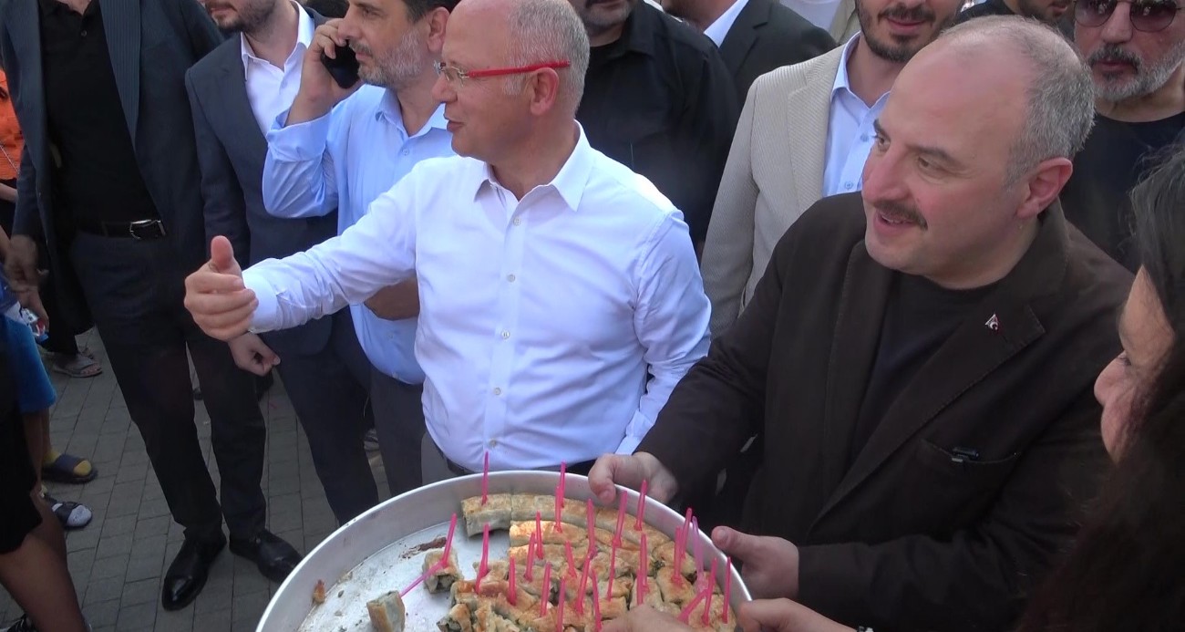 Varank’tan Özel’in börek görüntülerine tepki: “Vatandaşla nasıl konuşulması gerektiğini bilmek gerekiyor”