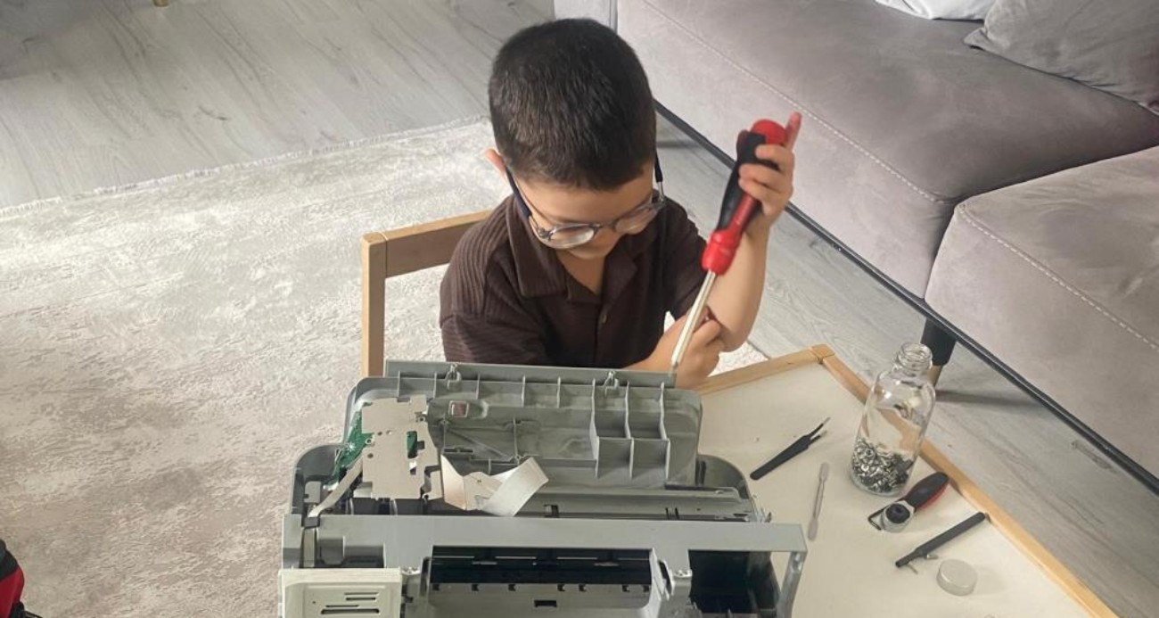Yaşıtları oyuncaklarla oynarken 4 yaşındaki Eymen elektronik aletleri söküp inceliyor