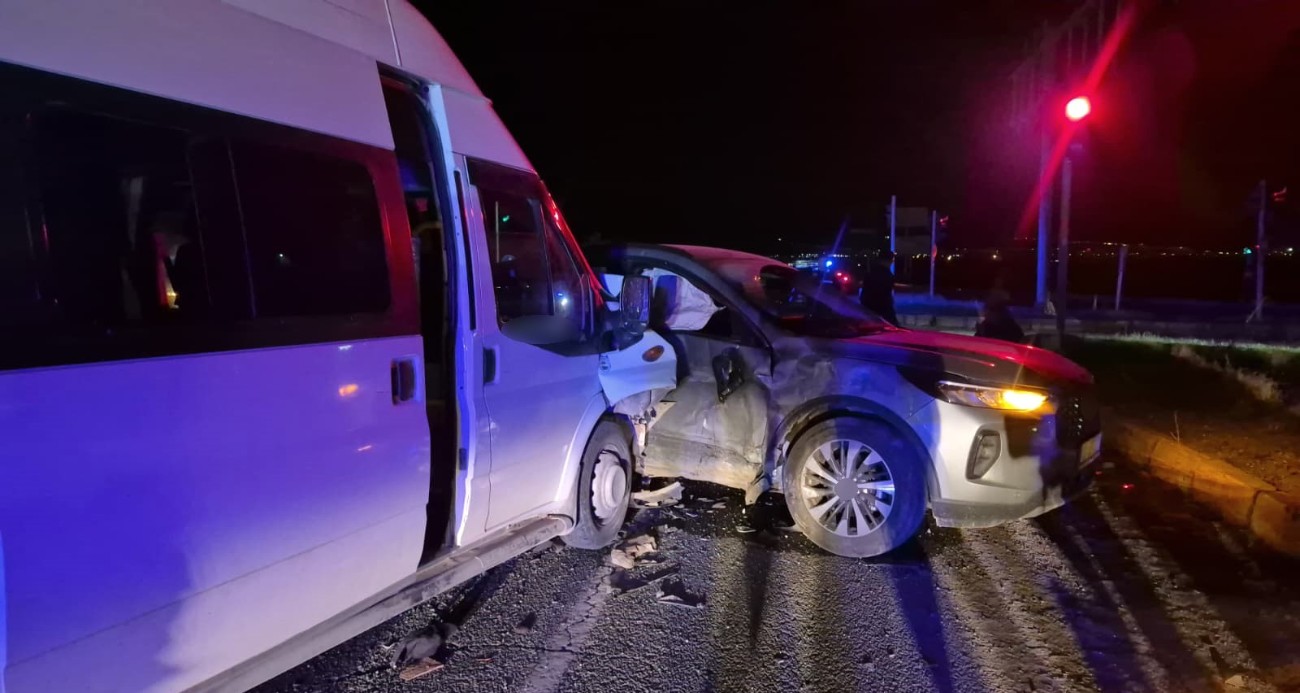 Adıyaman’da otomobil ile minibüs çarpıştı: 12 yaralı
